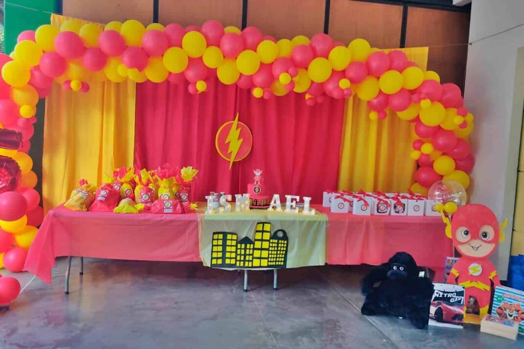 Mesa decorada para cumpleaños