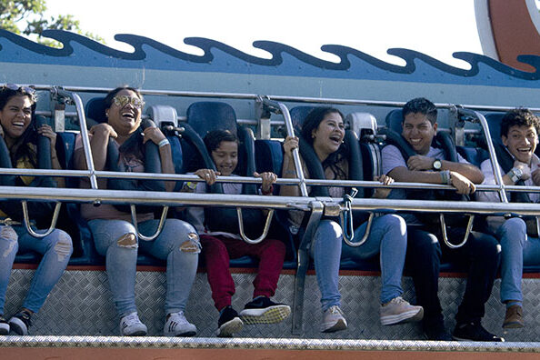 Grupo personas en atracción Parque Norte